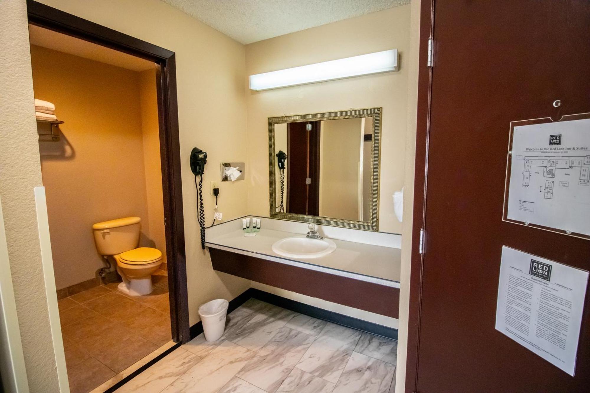 Red Lion Inn & Suites Ванкувер Экстерьер фото